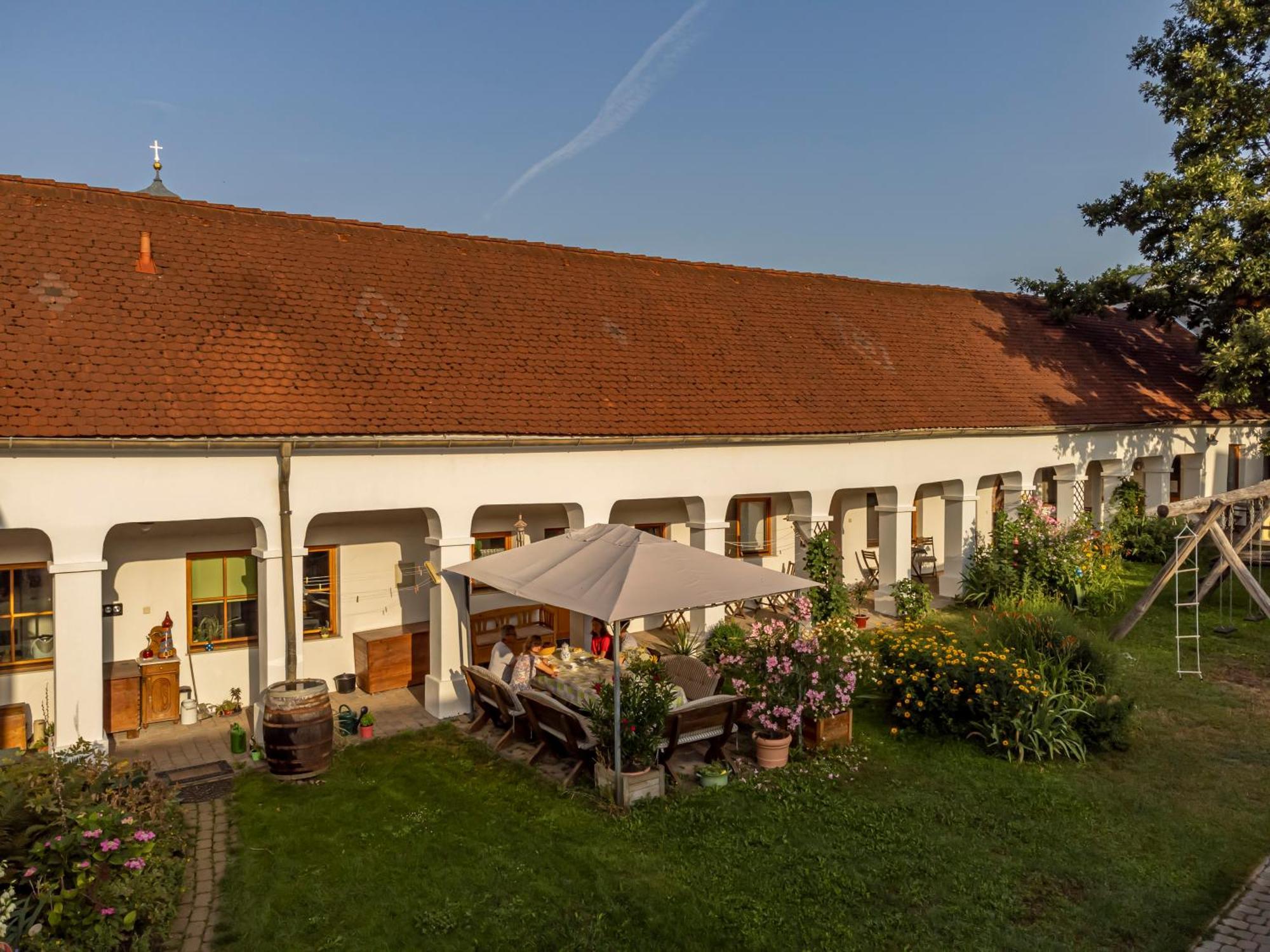 Weingut Bohrn Himmelbett Hotel Herrnbaumgarten Exterior photo