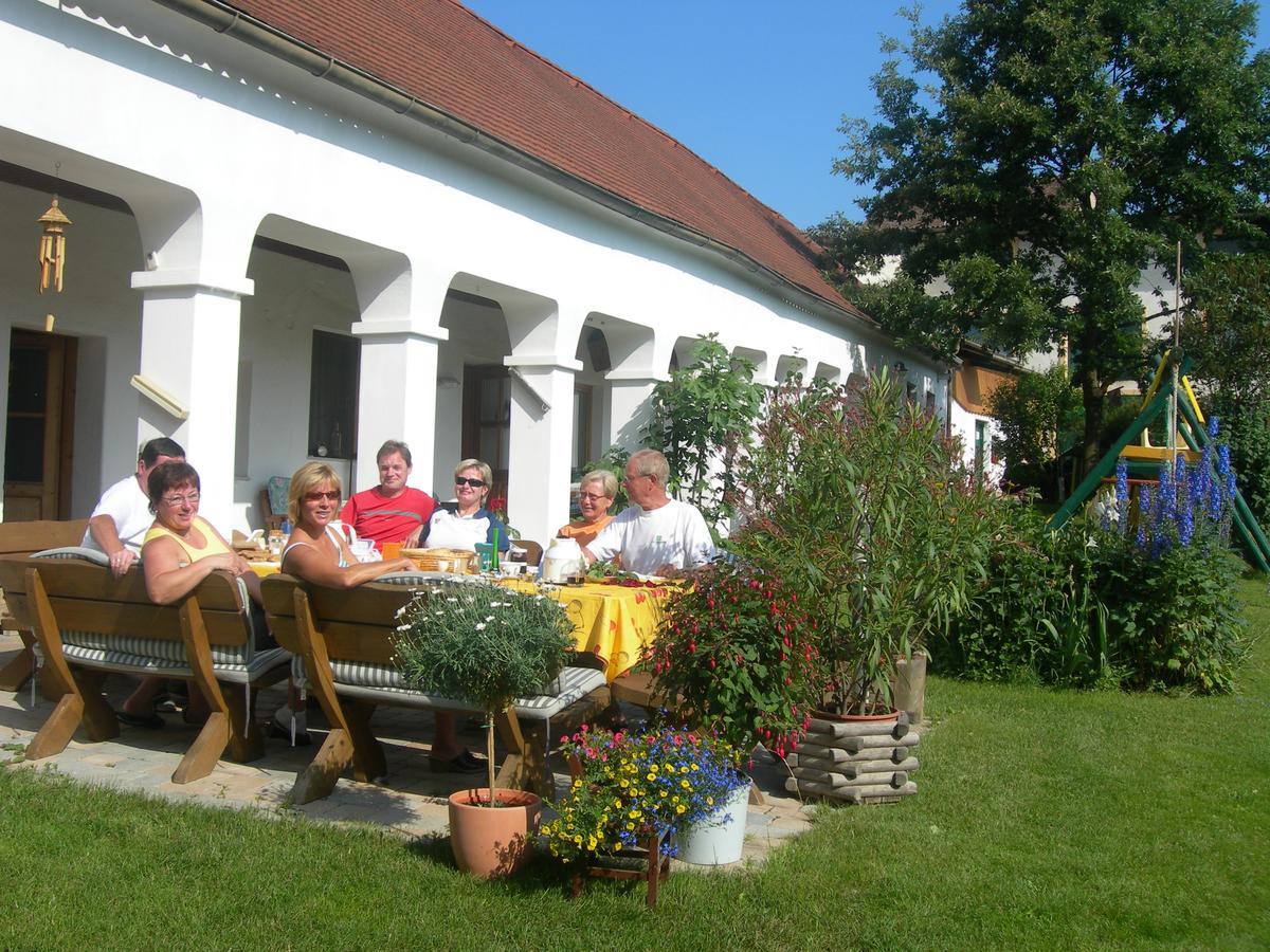 Weingut Bohrn Himmelbett Hotel Herrnbaumgarten Exterior photo